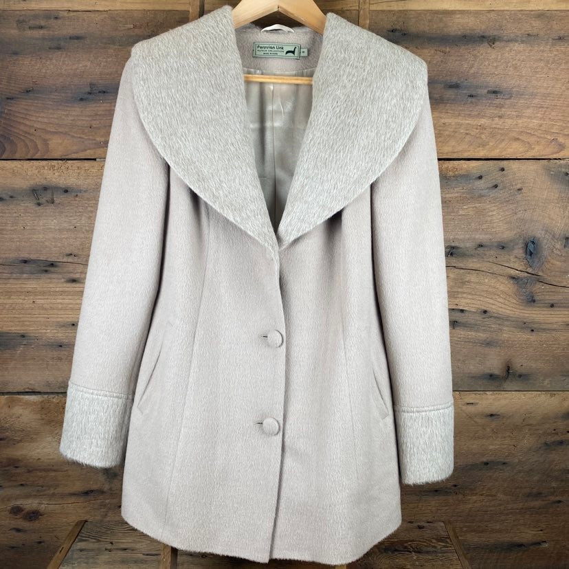 Women&#39;s Cuff and Collar Coat