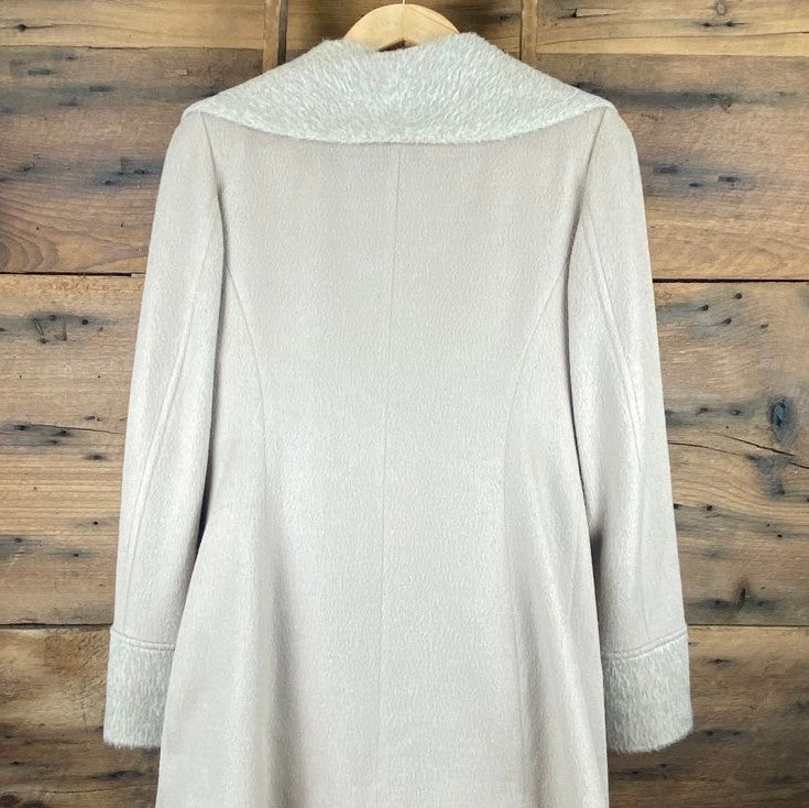 Women&#39;s Cuff and Collar Coat